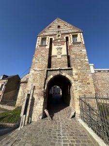 Porte de Nevers waar straat onderdoor loopt