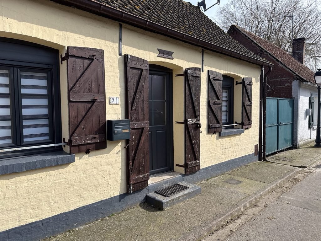 Oud beige huisje in Saint-Valéry