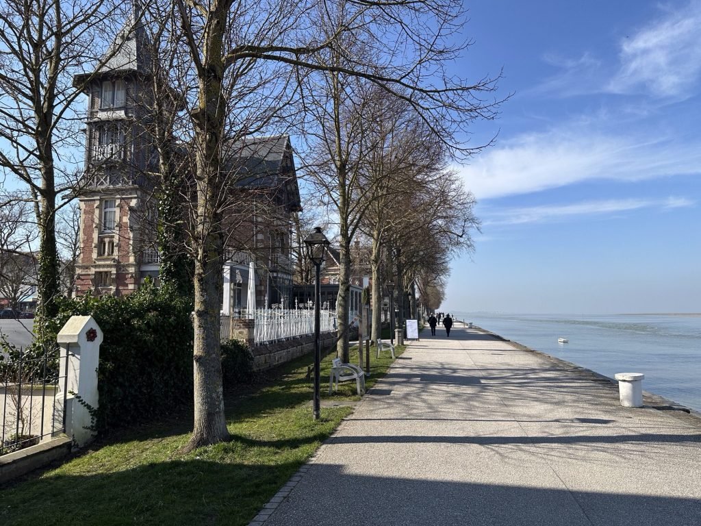 Strandboulevard met belle epoque huis in rode baksteen