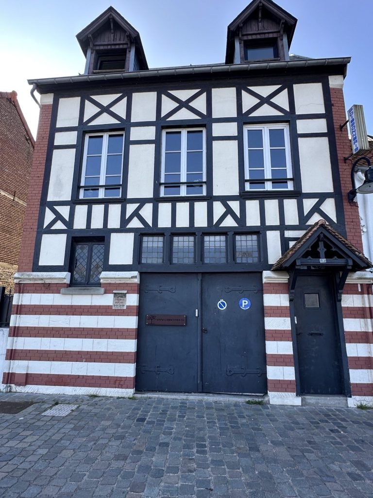 Huis met vakwerk: wit en bruin