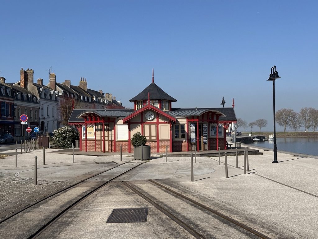 Oud treinstationnetje in wit en rood