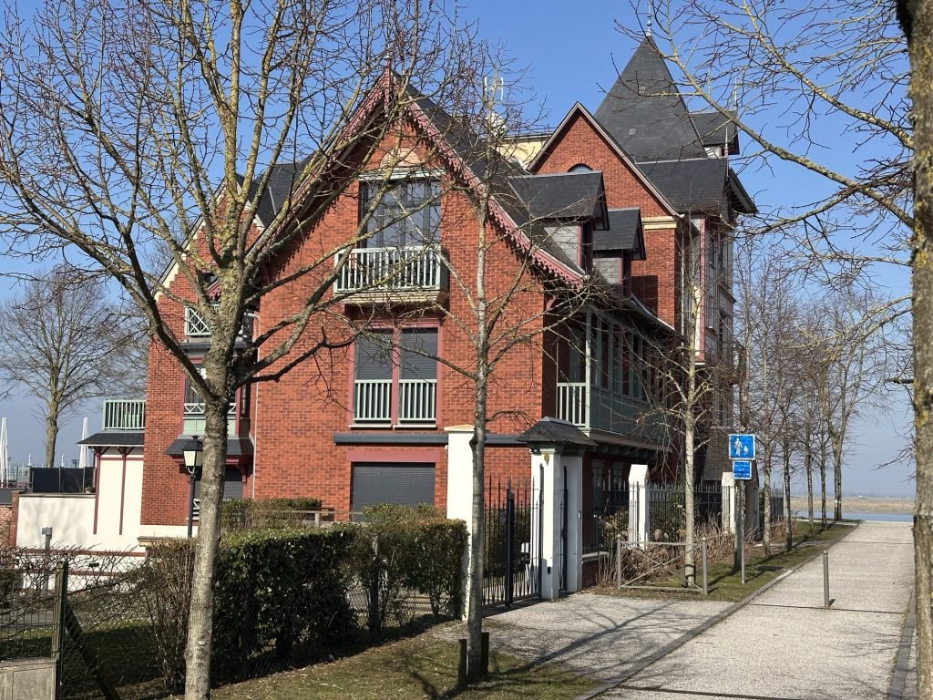 Huis in rode baksteen, baai van de Somme op achtergrond