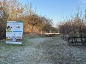 Réserve Ornitholoqiue Baie de Somme Grand Laviers: ingang in het groen met groot infobord