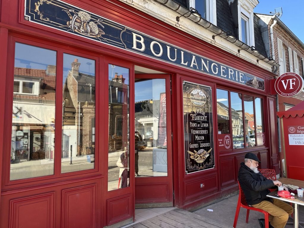 Bakkerij in Le Crotoy met retro-gevel in bordeaux kleur. 