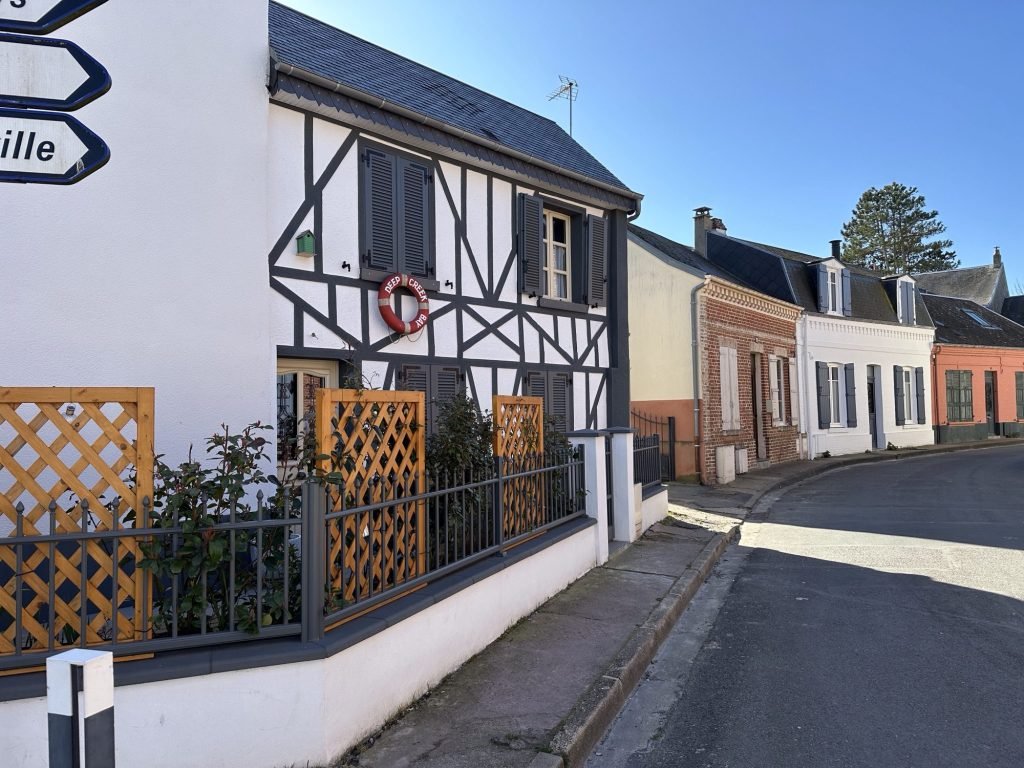 Straatje in Le Crotoy met huizen in verschillende kleuren