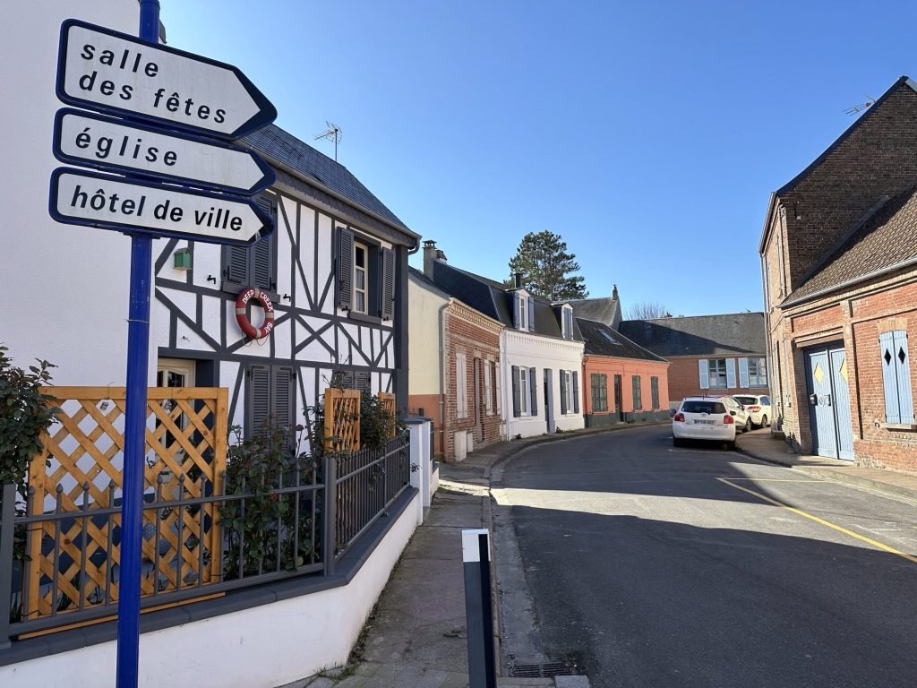 Straatje met wegwijzers in Le Crotoy