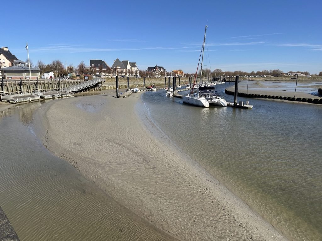 De haven van Le Crotoy bij eb met bootjes