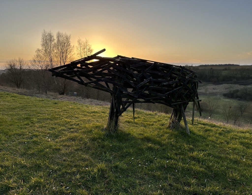 Houten everzwijn bij zonsondergang in Domaine du Val, Baai van de Somme