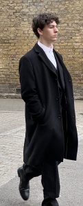 Student in zwart Eton uniform