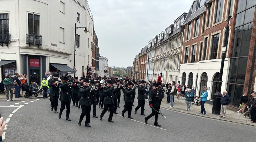 Optocht van militaire muziekkapel als aflowwing van de wacht in Windsor