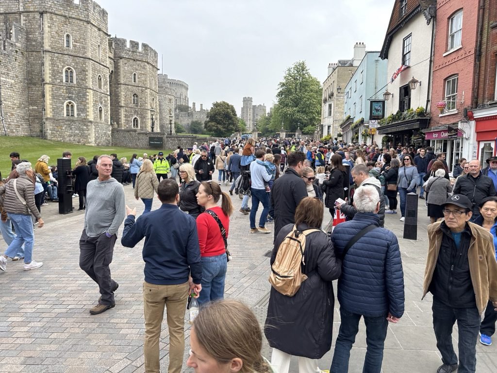 Toeristen-massa voor de ingang van WIndsor Castle