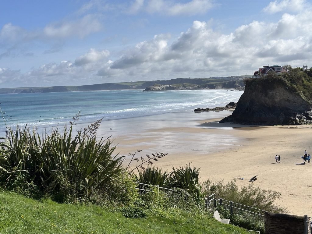 Towan beach in Newquay met zicht op The Island House