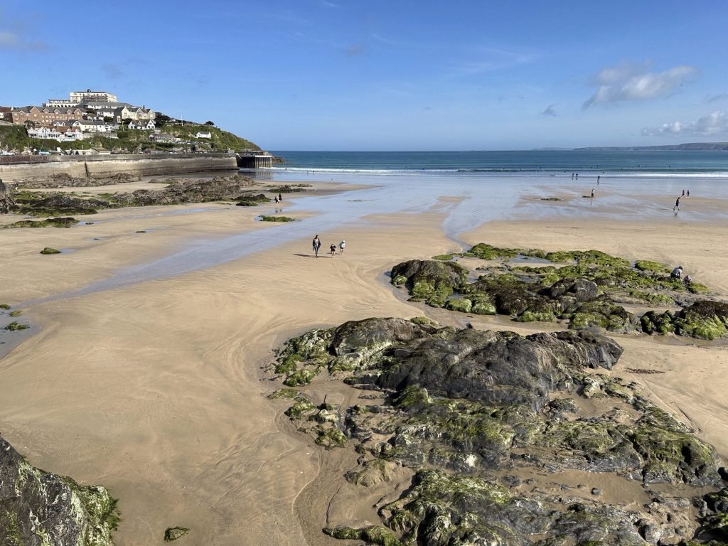 Towan Beach in Newquay bij eb
