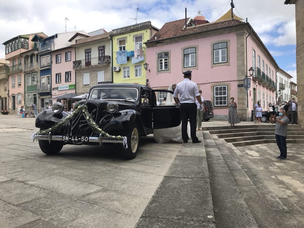 Zwarte old-timer Citroën met chauffeur. 