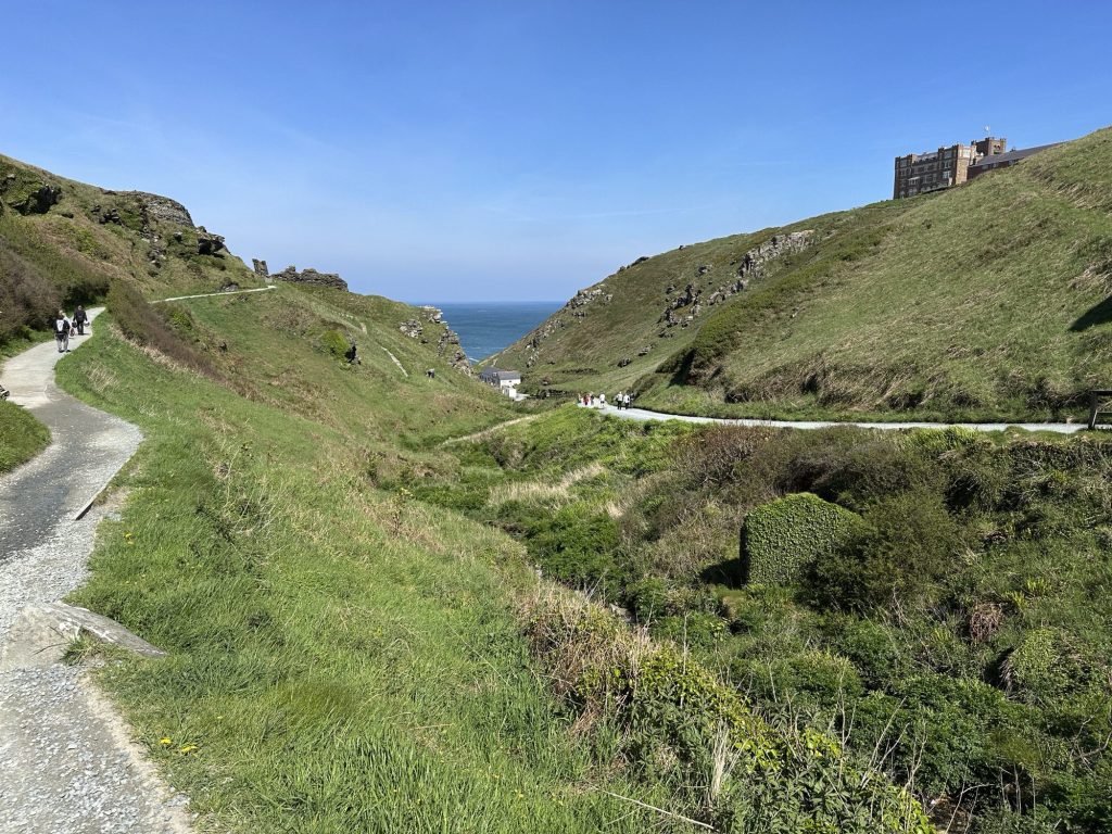 Panorama van de vallei en toegangswegen tot Tintagel Castle