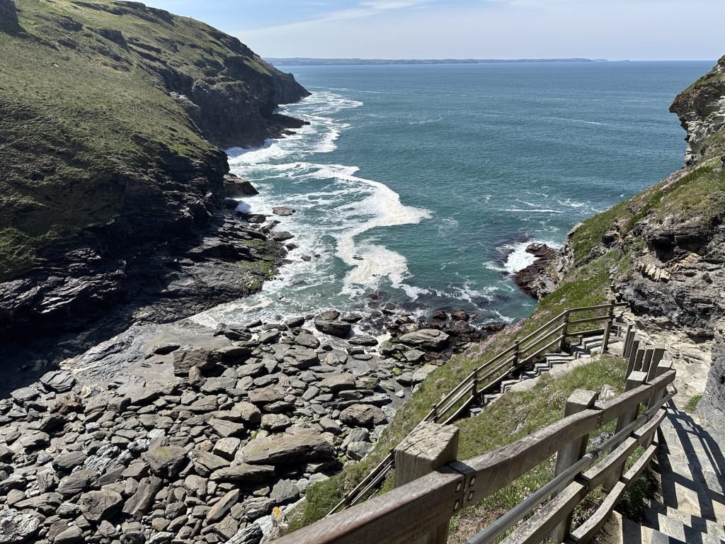 De zee vanaf de hoogte van Tintagel Castle