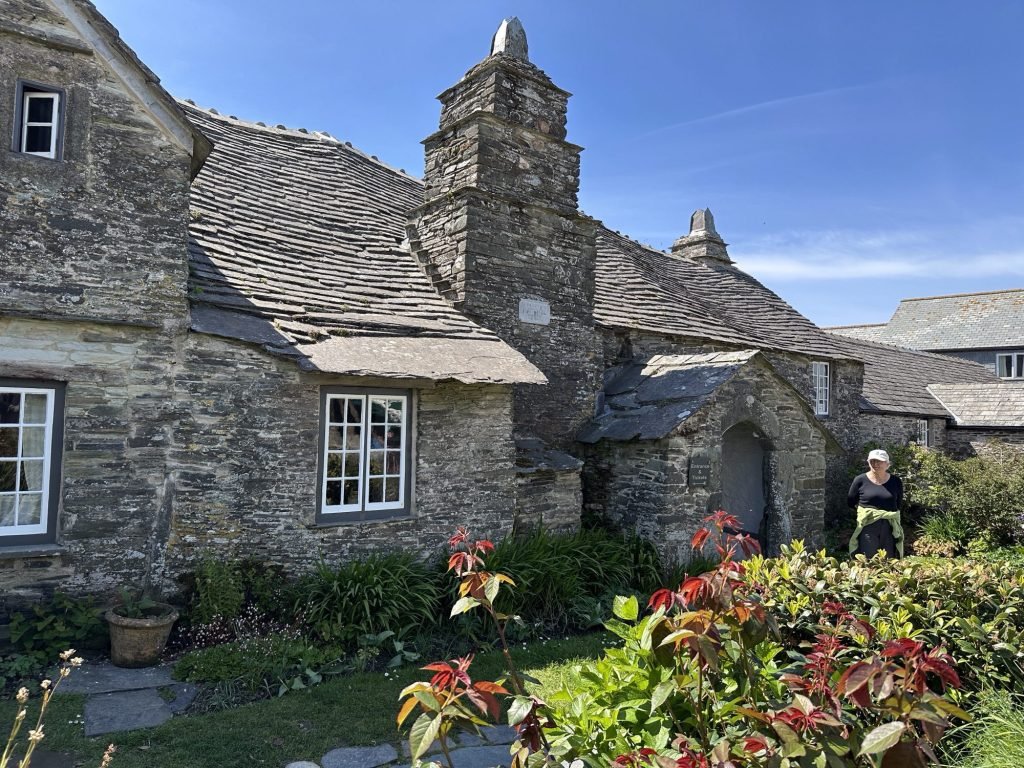 Het oude postgebouw in TIntagel (voorkant)