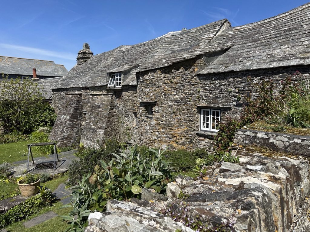 Het oude postgebouw in TIntagel (achterkant)