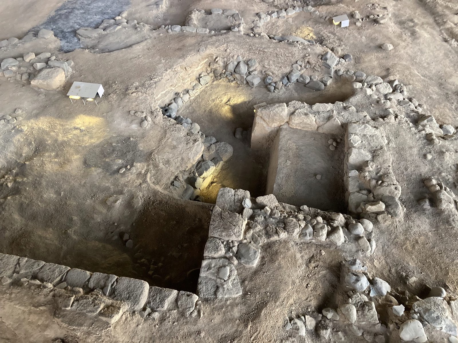 Putten, resten van muurtjes … archeologische opgravingen.