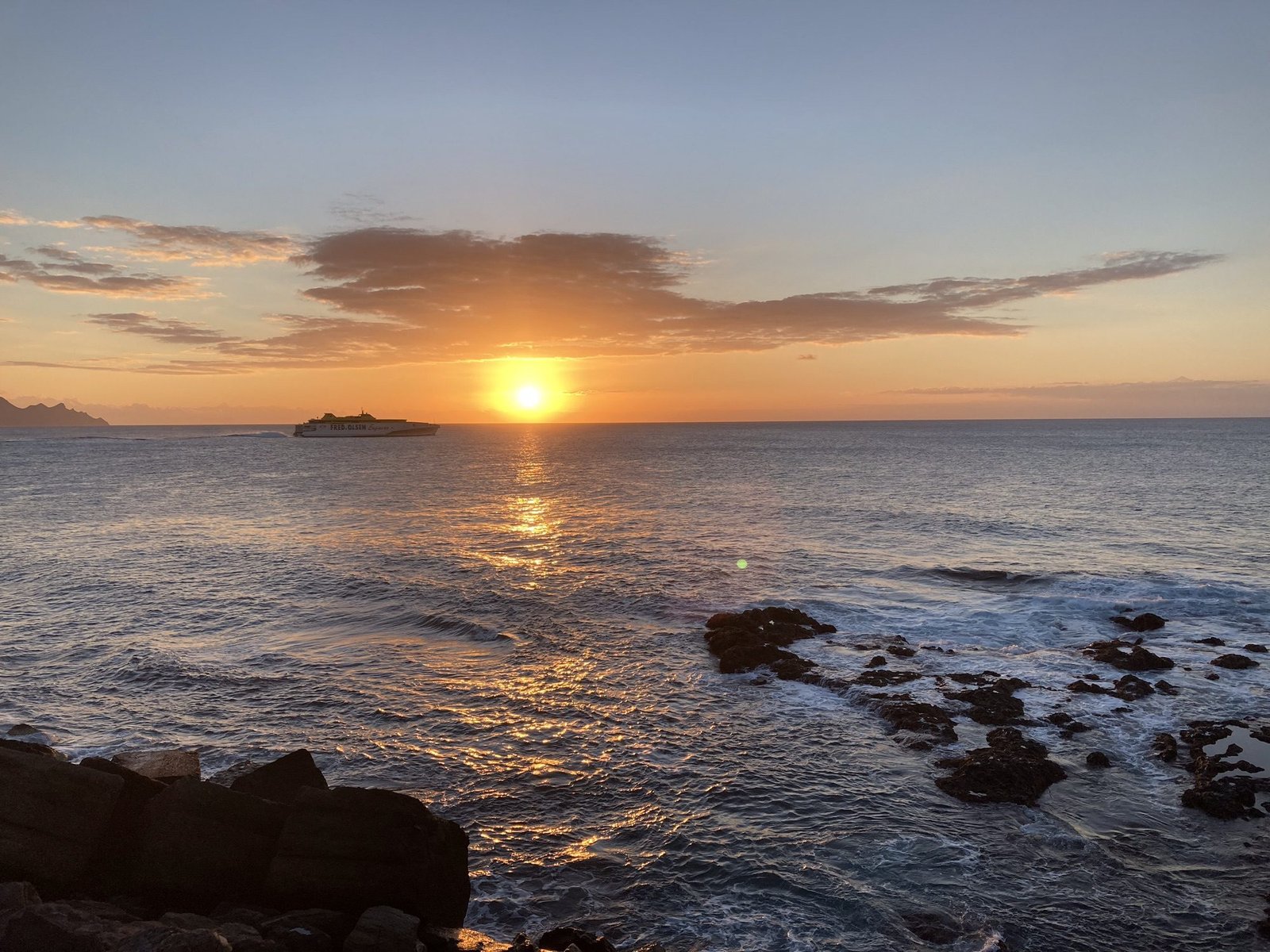 Zonsondergang boven zee.
