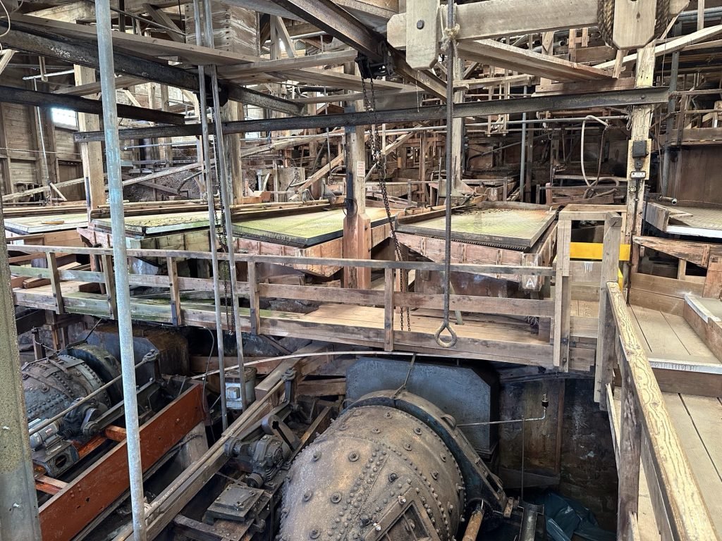 Hal met erts wastafels van Geevor