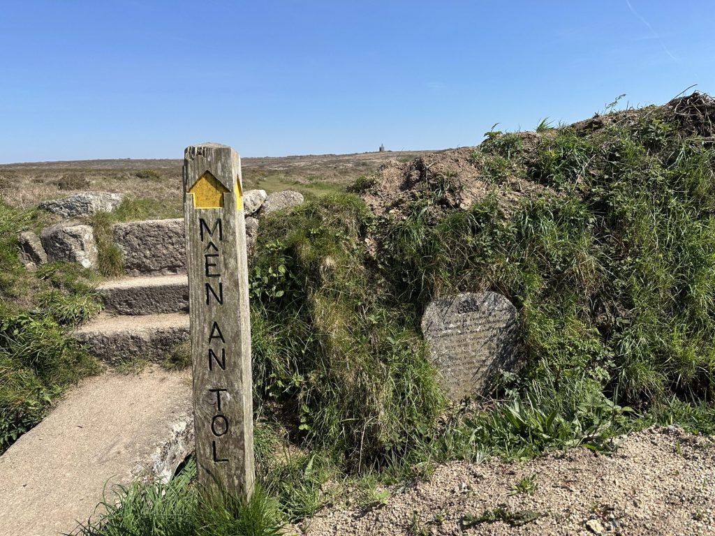 Houten wegwijzer naar Mên-an-Tol
