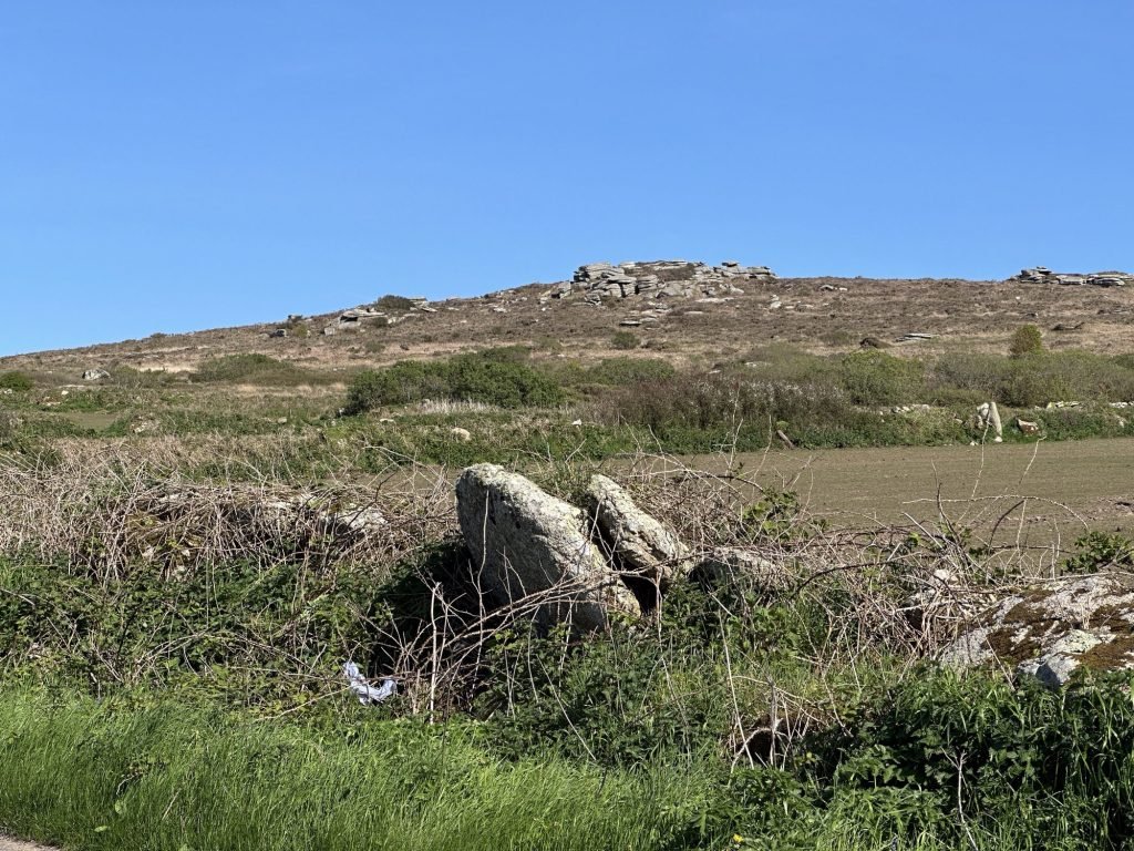 Panorama met een “tor” en rotsen op de voorgrond