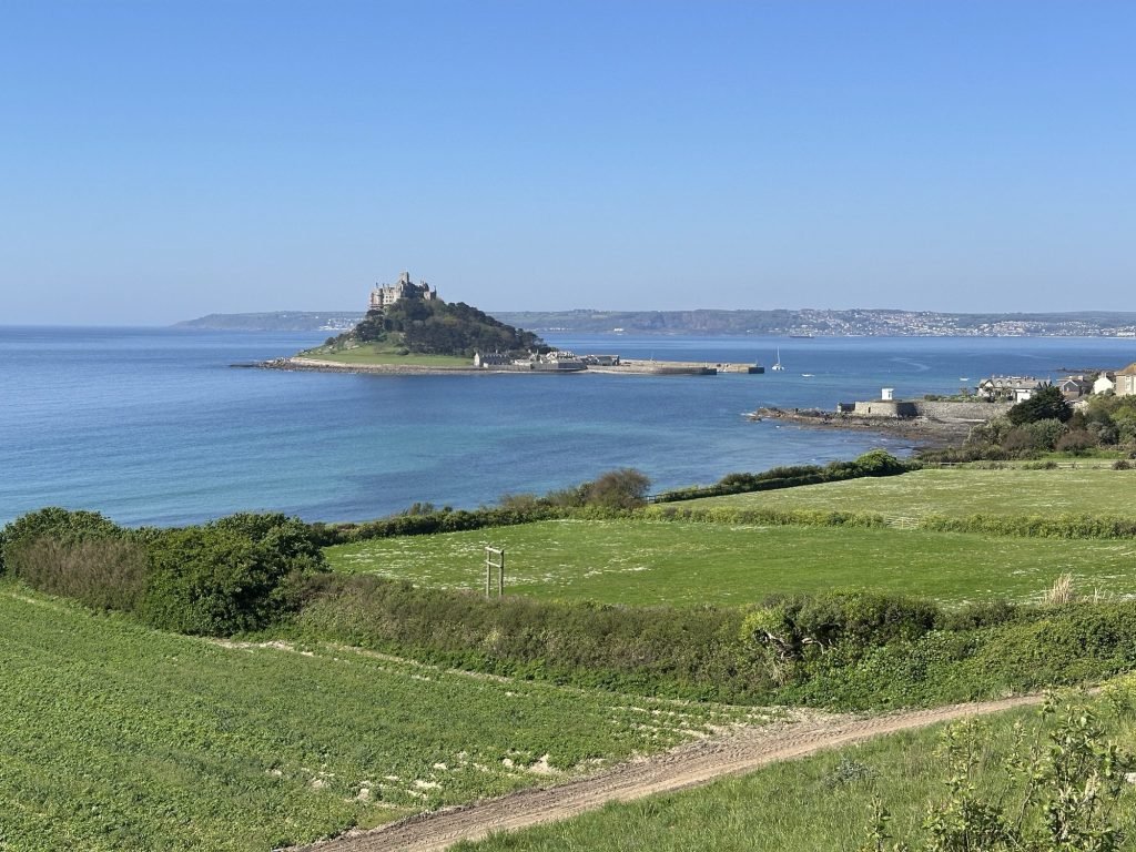 Panorama van St. Michaels Mount vanaf de hoogte van Marazion
