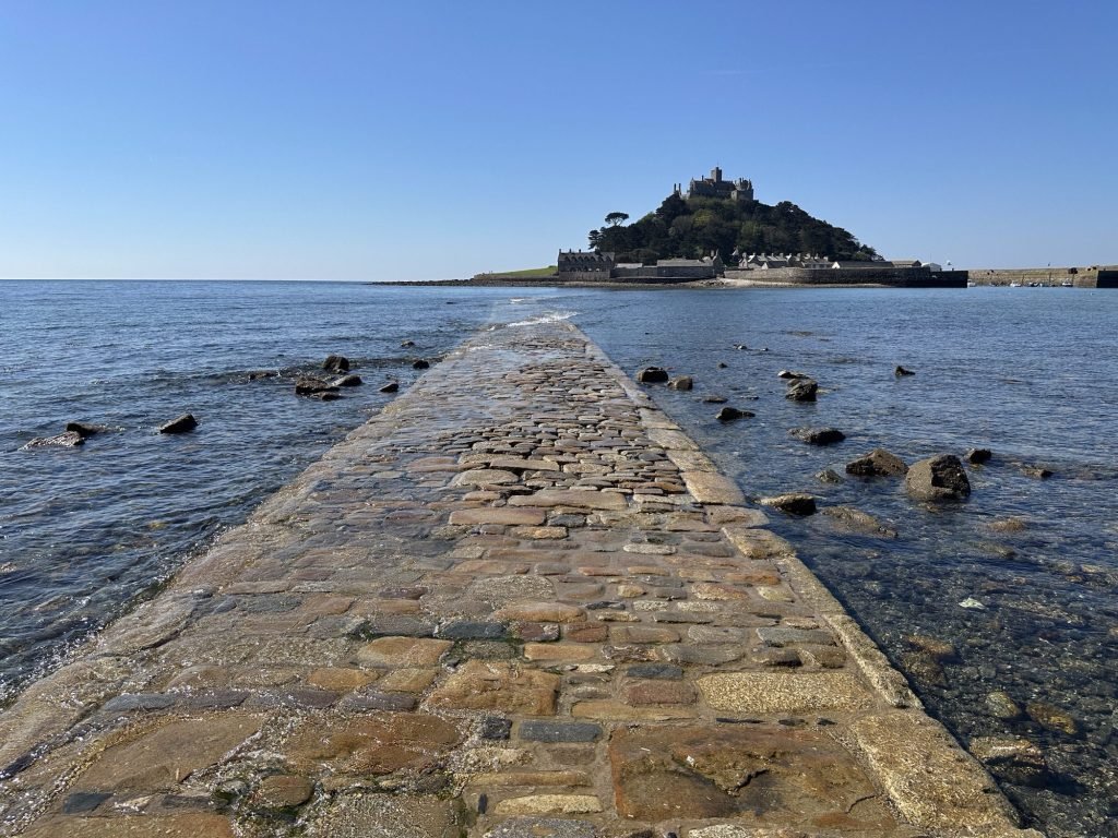 Het voetpad naar St. Michaels Mount gedeeltelijk onder water