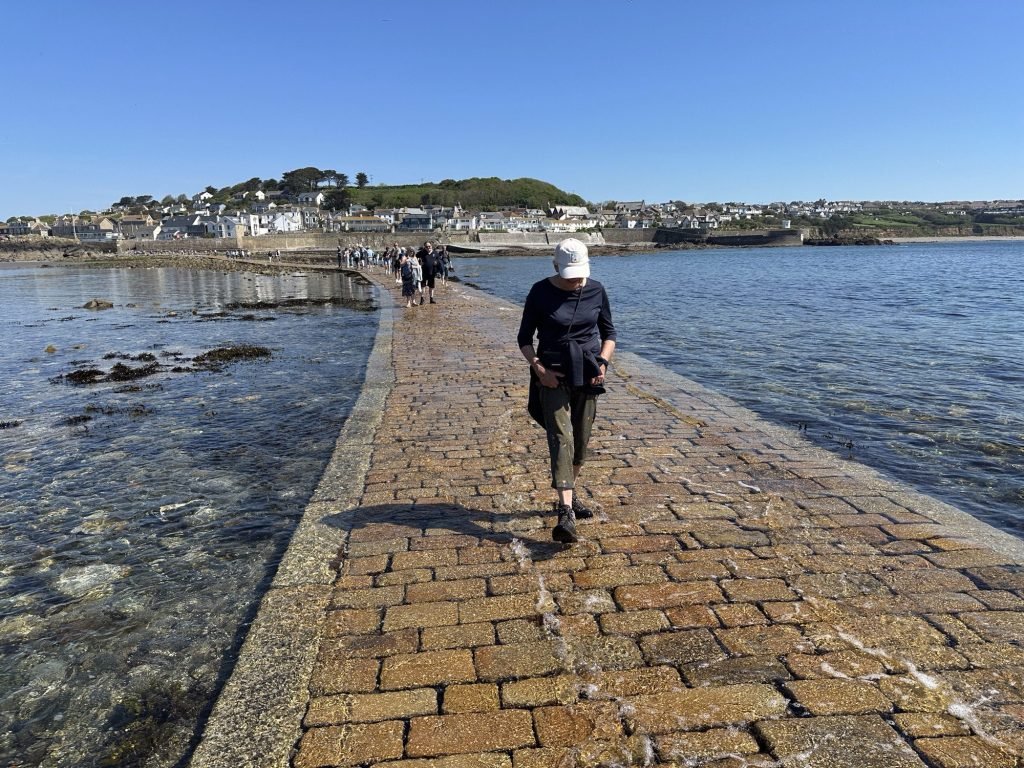 Zicht op Marazion vanaf het voetpad naar St. Michaels Mount 

