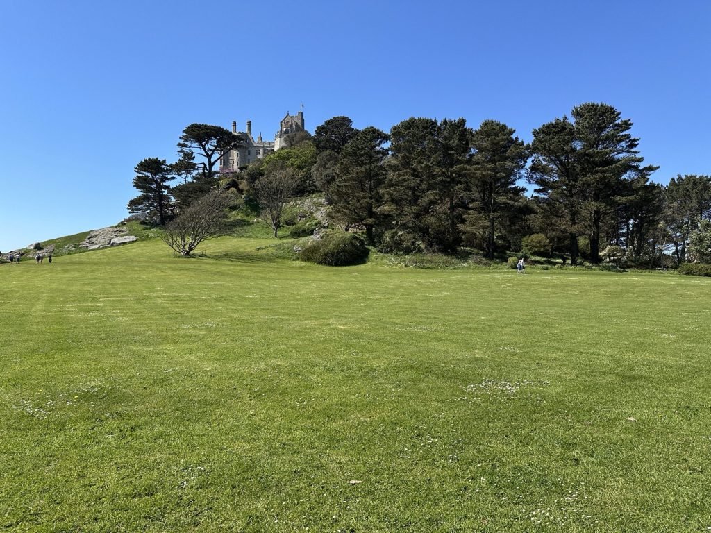 Grasveld voor het kasteel van  Saint Michaels Mount