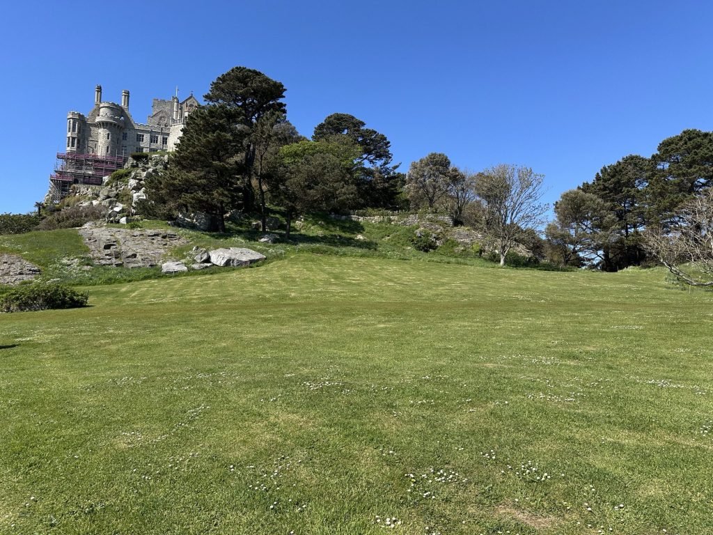 Grasveld voor het kasteel van Saint Michaels Mount