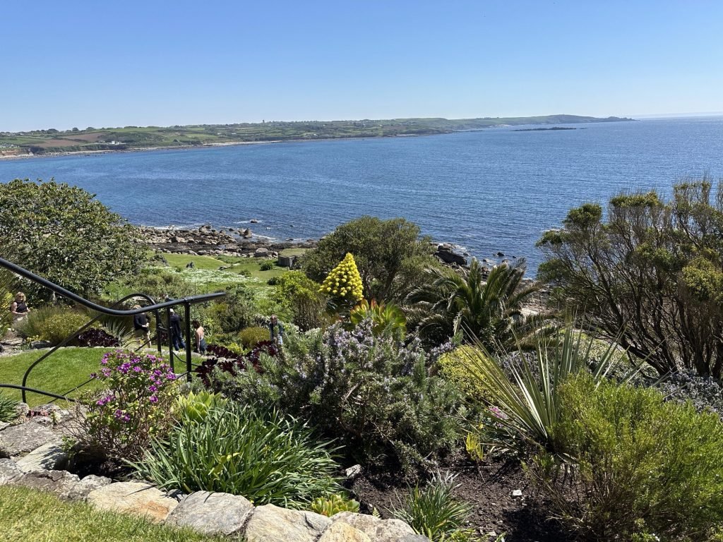 Rotstuin van Saint Michaels Mount met blauwe zee