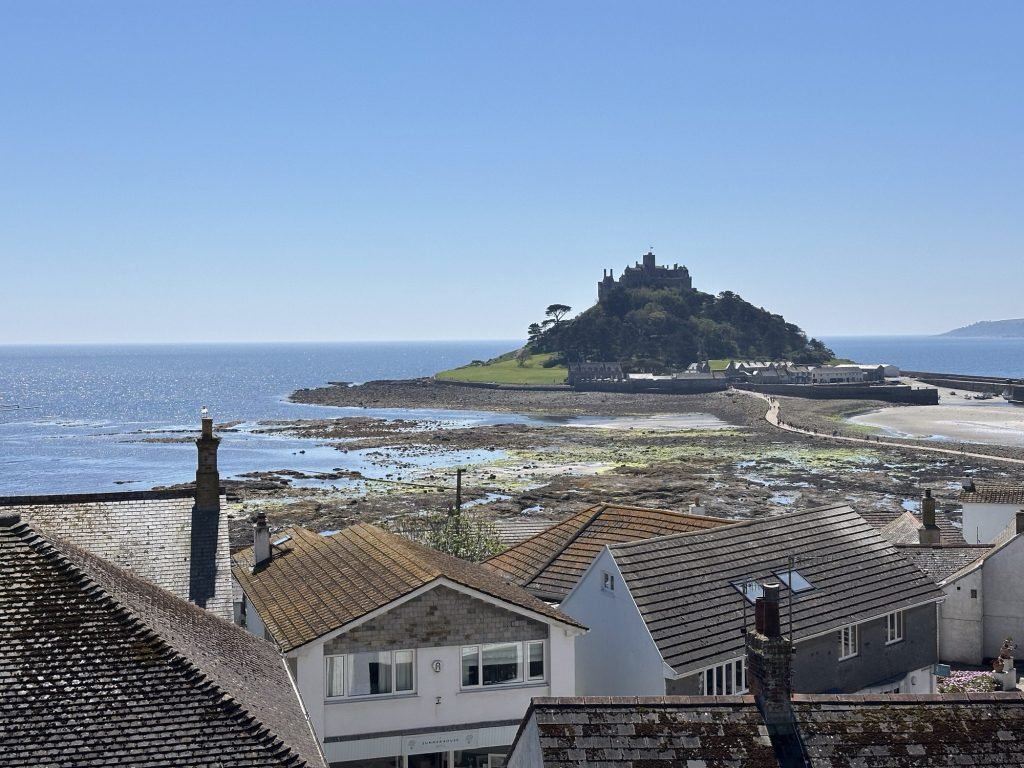 Zicht op Saint Michaels Mount vanaf Marazion bij eb