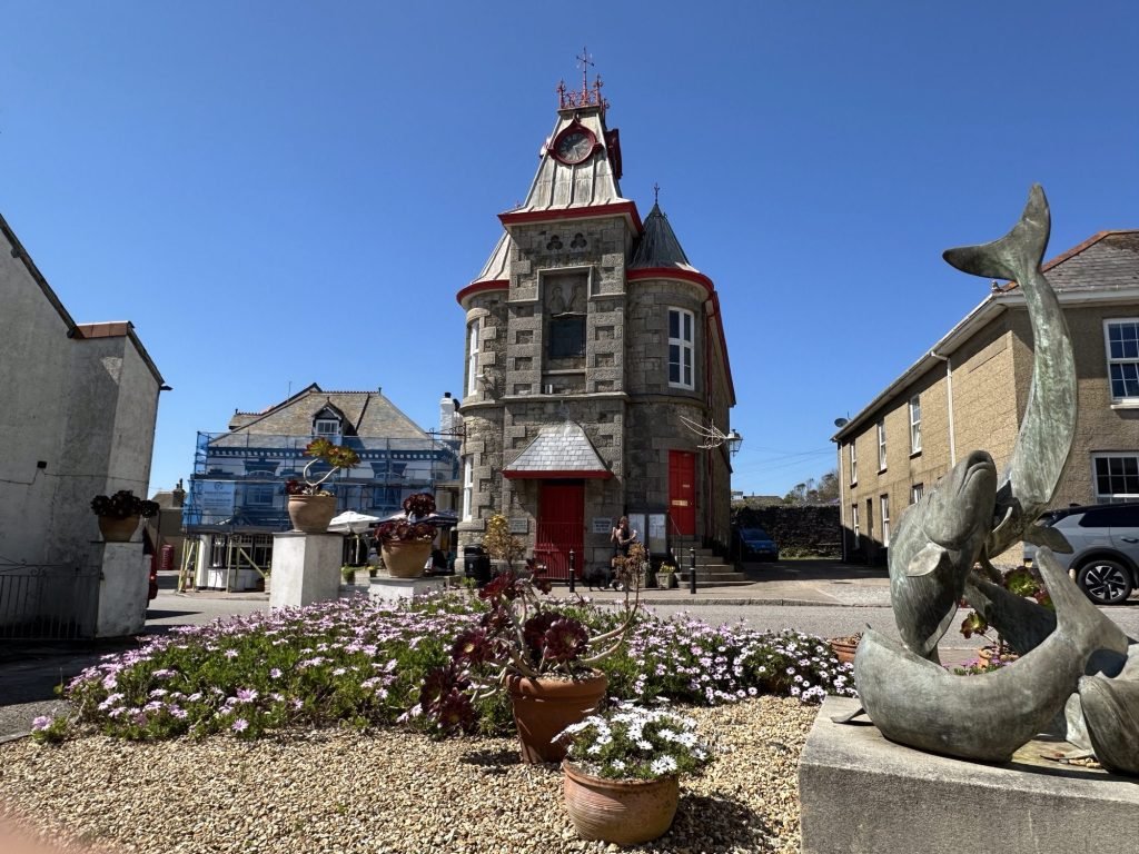 Centrum van Marazion: gebouw n standbeeld van dolfijnen
