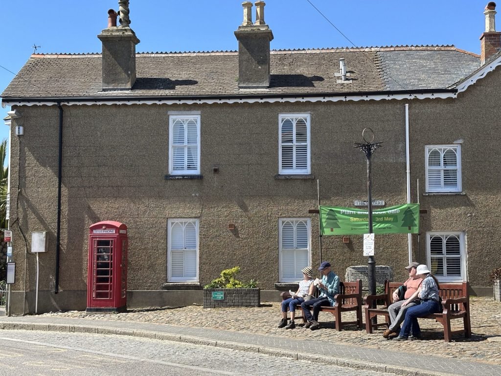 Marazion: oud huis met rode telefooncel. 