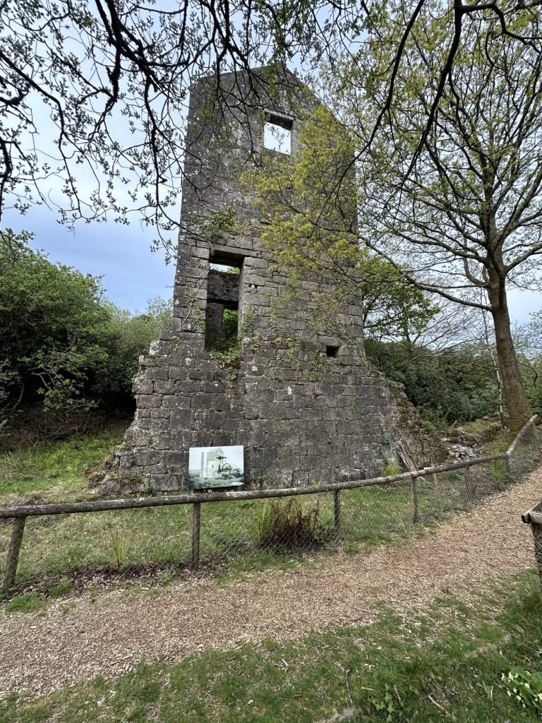 Ruïne van bedrijfsgebouw in Wheal Martyn, Cornwall