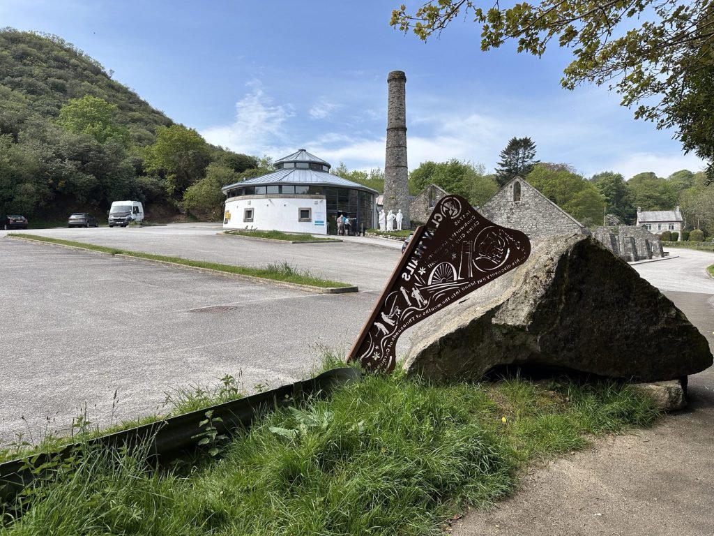 Ingang van het bezoekerscentrum van Wheal Martyn, Cornwall