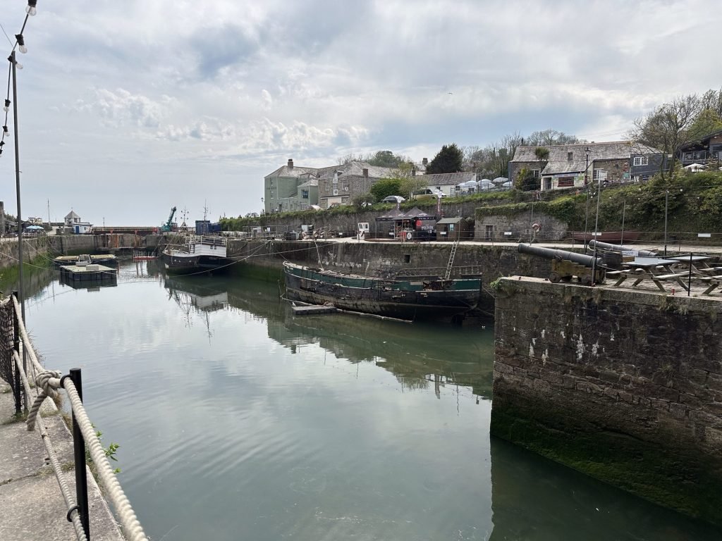 De haven van Charlestown, Cornwall: zicht nar zee toe. 