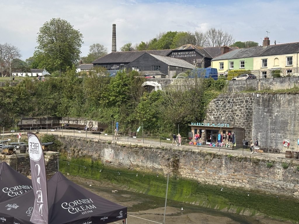 De haven van Charlestown, Cornwall bij eb