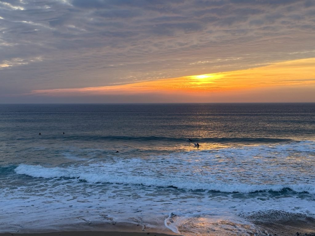 Zonsondergang met surfer in Newquay