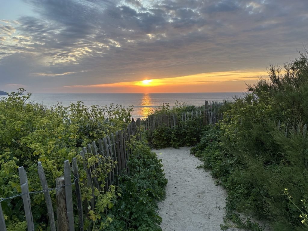 Zonsondergang met strandpaadje in Newquay