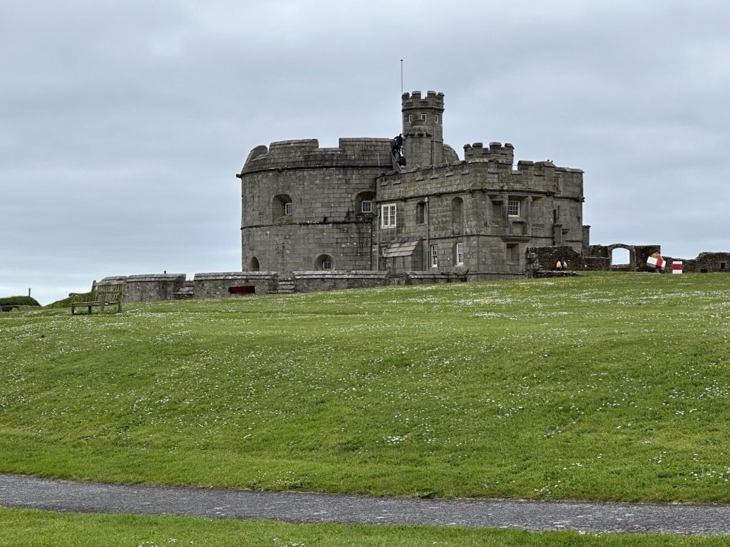 Donjon van Pendennis Castle met grasveld