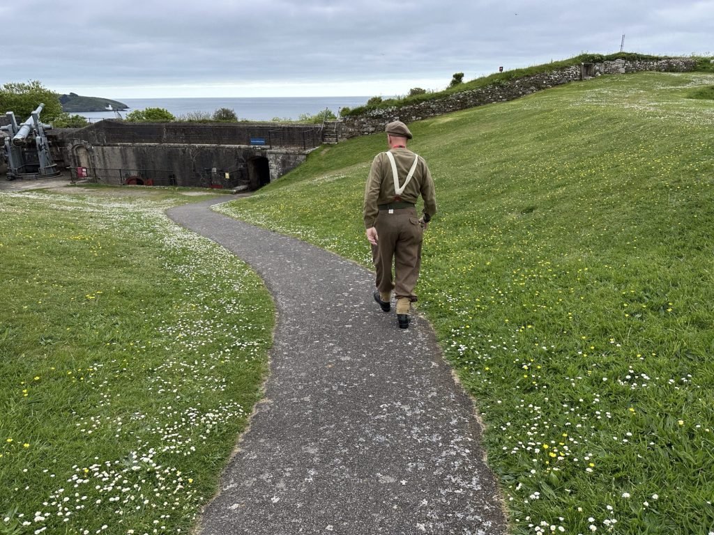 Gids in soldatenuniform uit WO II in Pendennis Castle