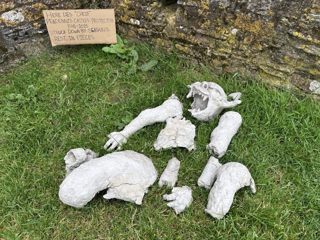 Grappig gebroken beeld van een “beschermer” van Pendennis Castle
