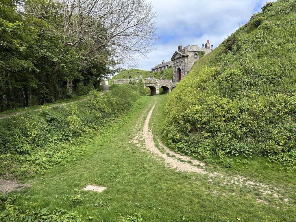 Zicht op de slotgracht van Pendennis Castle