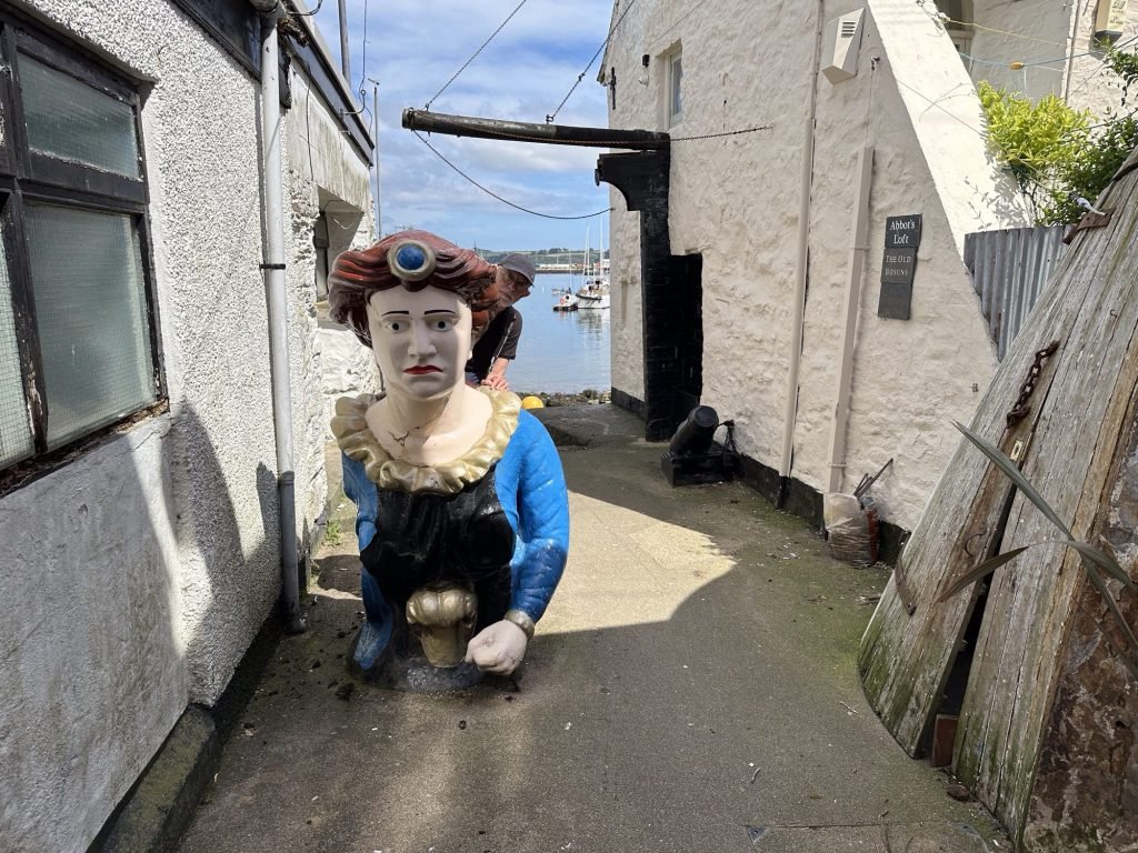 Straatje met protserig standbeeld in Falmouth, Cornwall