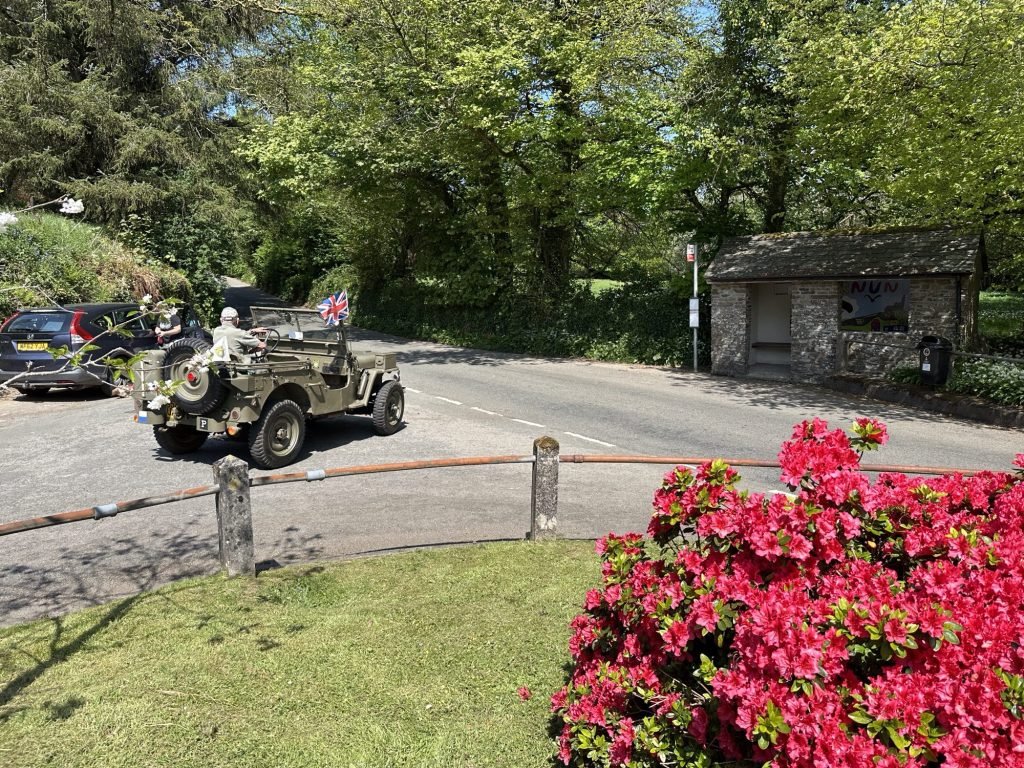Oude legerjeep op dorpspleintje van Altarnun, Bodmin Moor