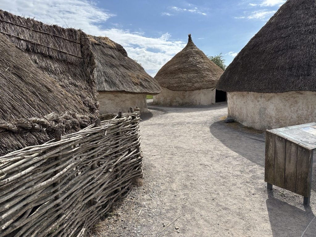 Neolitisch dorp aan het bezoekerscentrum van Stonehenge