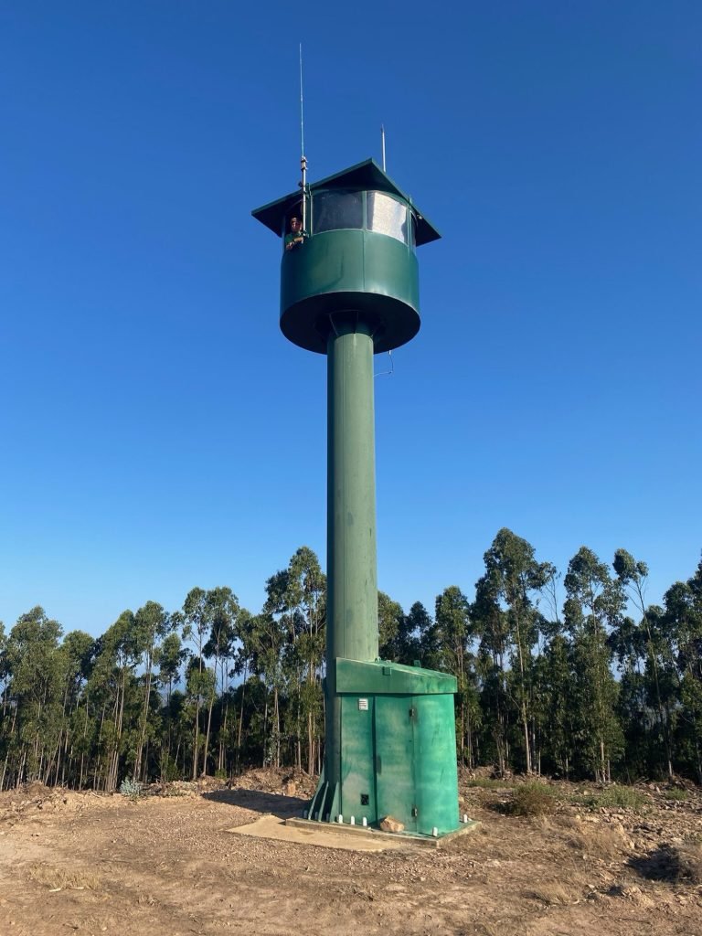 Groene betonnen uitkijktoren over Algares